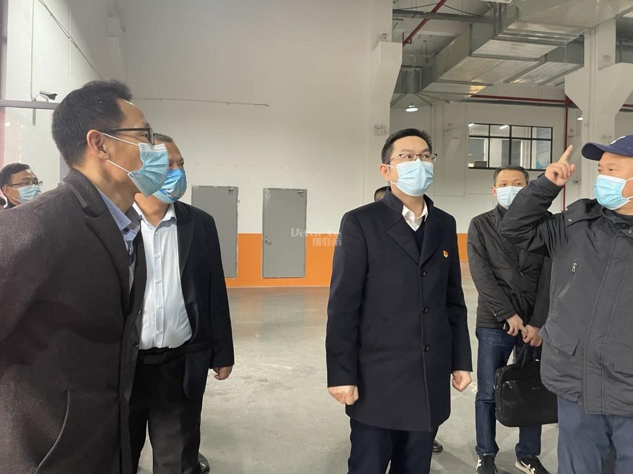 政府領(lǐng)導(dǎo)視察維亞帝電梯.jpg